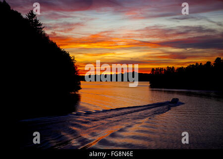 Muskoka, Deutschland - 12. September 2012. Ein Vergnügen Boot Köpfe für eine Bootsfahrt bei Sonnenuntergang auf See Rosseau in Muskoka. Stockfoto