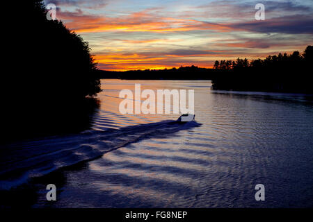 Muskoka, Deutschland - 12. September 2012. Ein Vergnügen Boot Köpfe für eine Bootsfahrt bei Sonnenuntergang auf See Rosseau in Muskoka. Stockfoto