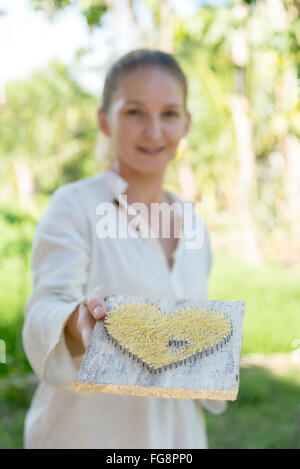 Konzept der symbolischen Herzen mit einer Hand geben Stockfoto