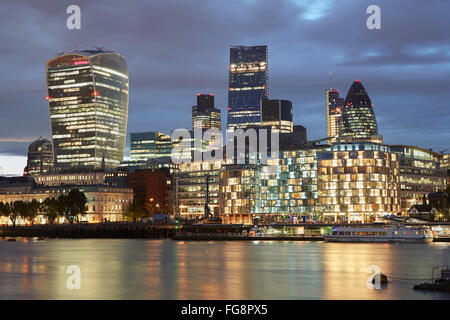 London-Wolkenkratzer-Skyline-Blick beleuchtet am Abend mit Thames River Reflexionen Stockfoto