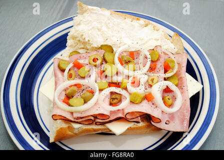 Gemüse auf einem Schinken und Käse-Sandwich Stockfoto