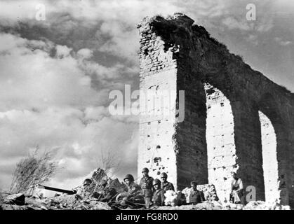 Das Nazi-Propagandafild zeigt Soldaten der italienischen Armee mit einer Panzerabwehrwaffe in Tunesien. Das Foto wurde im Dezember 1942 aufgenommen. Fotoarchiv für Zeitgeschichte - KEIN KABELDIENST - Stockfoto