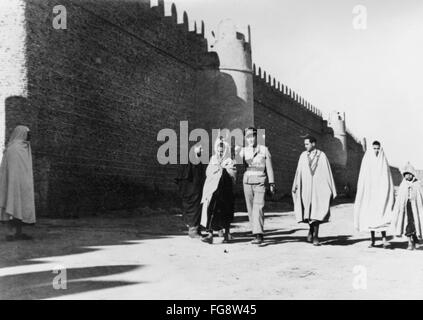 Das Nazi-Propagandafild zeigt Einheimische und Soldaten der deutschen Wehrmacht vor der Stadtmauer der tunesischen Stadt Kairouan. Das Foto wurde im März 1943 aufgenommen. Fotoarchiv für Zeitgeschichte - KEIN KABELDIENST - Stockfoto