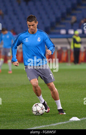 Rom, Italien. 17. Februar 2016. Cristiano Ronaldo von Real Madrid erwärmt, bevor die UEFA Champions League Fußballspiel AS Roma Vs Real Madrid am Frebruary 17, 2016 im Olympiastadion in Rom Credit: Marco Iorio/Alamy Live-Nachrichten Stockfoto