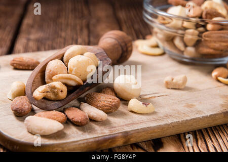 Teil des gemischten Nüssen (geröstet und gesalzen) auf einem alten Holztisch (Tiefenschärfe) Stockfoto