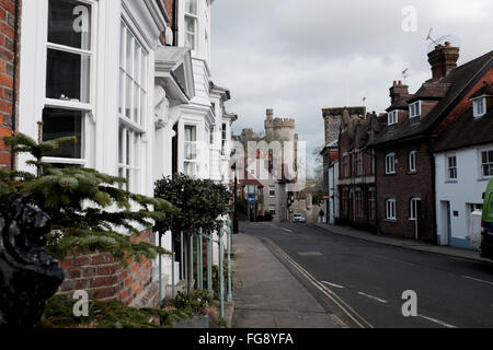 Arundel West Sussex UK Feb 2016 - Ansicht von Arundel Castle eines von den engen Gassen-Häuser Stockfoto