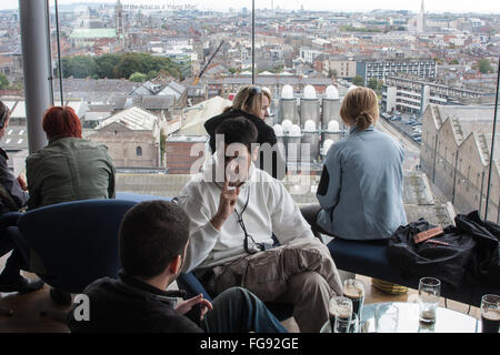 Innenraum der alten Guinness Storehouse und kreisförmige Gravity Bar, Dublin, Irland. Stockfoto