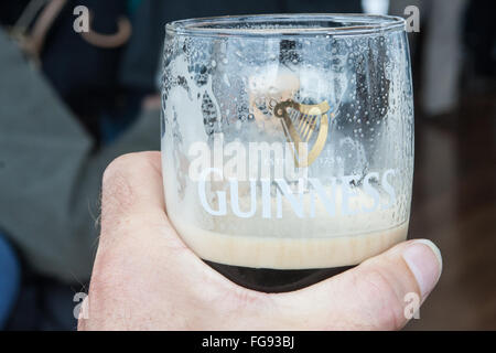 Trinken, trinken, Alkohol, having a, Bier, Bier, Bier, Guinness, an, Interieur des Alten, Guinness Storehouse, Rundschreiben, Gravity Bar in Dublin, Irland., St Patrick's Stockfoto