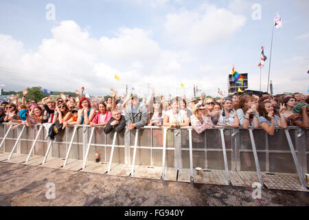 Publikum oder Masse für Lily Allen auf die Pyramide Bühne, Glastonbury Festival 2009, Somerset, England, Vereinigtes Königreich. Stockfoto