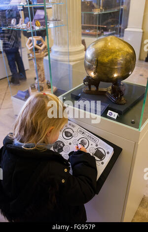 Junge Schulmädchen Alter Aktivität Spuren betrachten Display Ausstellung Ausstellung Museum der Geschichte der Wissenschaft Oxford UK Stockfoto