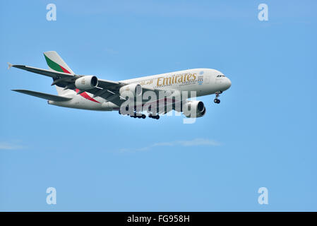 Singapur - August 2015.Airbus 380 Emirates Airlines nähert sich zur Landung in Singapur Airport.Editorial.Horizontal Ansicht. Stockfoto