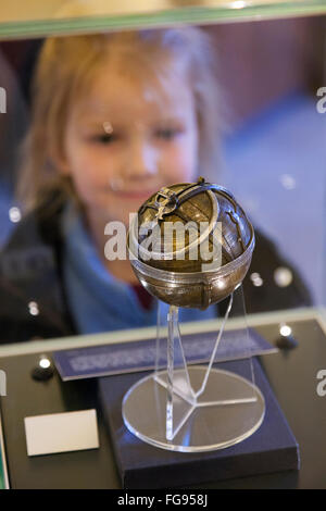 Junge schulpflichtige Mädchen an Anzeige Ausstellung Ausstellung. Museum für Geschichte der Wissenschaft, Oxford UK Stockfoto