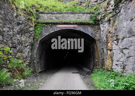 Cressbrook Tunnel auf dem Monsal Trail, Peak District, Derbyshire. Stockfoto