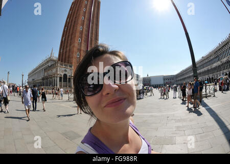 touristischen Frau haben Beautoful Urlaubszeit in Venedig Stockfoto