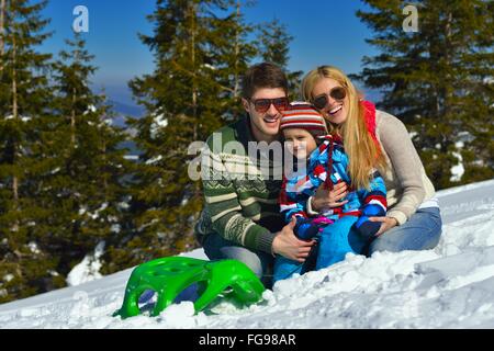 Familie Spaß auf frischem Schnee im Winterurlaub Stockfoto