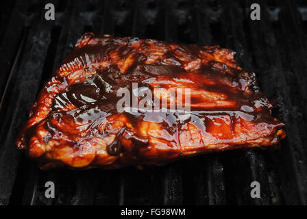 Eine freche Platte aus gekochten Baby Back Ribs auf dem Grill Stockfoto