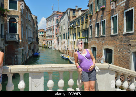 touristischen Frau haben Beautoful Urlaubszeit in Venedig Stockfoto