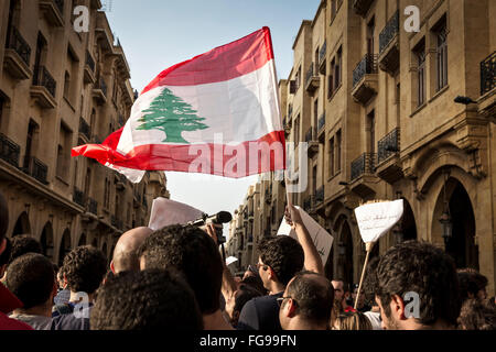 Junge Demonstranten protestieren in Downtown Beirut gegen die Änderung in der Gesetzgebung durch die Regierung. Stockfoto