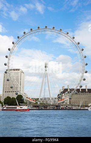 London Eye Riesenrad in einem Nachmittag im Sommer, blauer Himmel in London Stockfoto