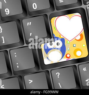 Eule auf Computer-Tastatur mit Liebe Herzen Stockfoto