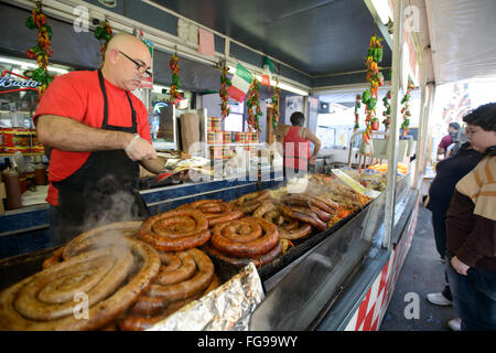 Wurst-Hersteller in der Mulberry Street in New York Citys wenig Italien Nachbarschaft während der jährlichen fest von San Gennaro Stockfoto