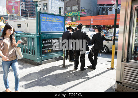 Chassidischen/orthodoxe jüdische Männer neben einer u-Bahnstation an der Canal Street in New Yorks Lower East Side Stockfoto