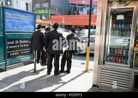 Chassidischen/orthodoxe jüdische Männer neben einer u-Bahnstation an der Canal Street in New Yorks Lower East Side Stockfoto