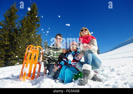 Familie Spaß auf frischem Schnee im winter Stockfoto