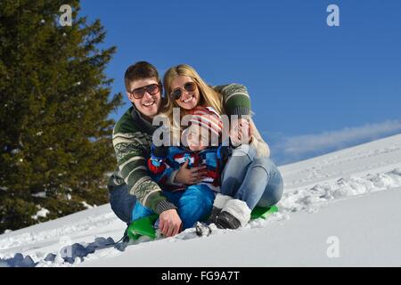 Familie Spaß auf frischem Schnee im winter Stockfoto