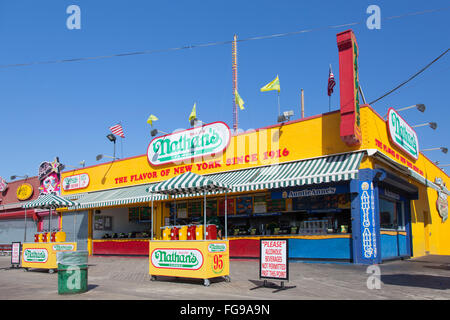 New York City, 15. September 2015: Nathans berühmtes Restaurant in leuchtenden Farben auf Coney Island an sonnigen Morgen Stockfoto