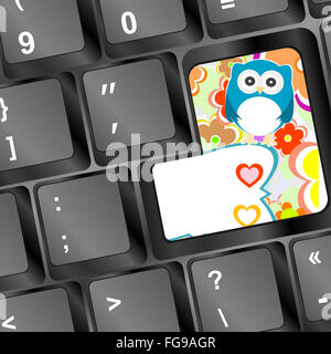 Eule auf Computer-Tastatur mit Herzen und Blumen Stockfoto