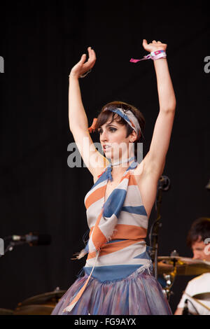 Tänzerin auf der Bühne mit Pete Doherty auf dem Glastonbury Festival 2009, Somerset, England, Vereinigtes Königreich. Stockfoto