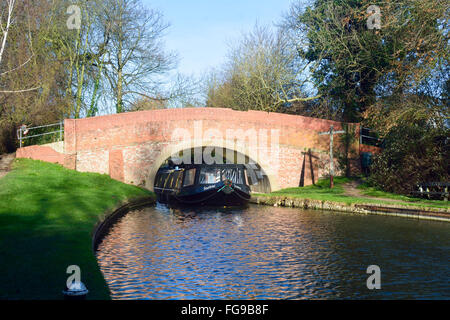 Boot, Unterquerung der Brücke am Grand Union Canal in Woughton-on-the-Green, Buckinghamshire, England Stockfoto