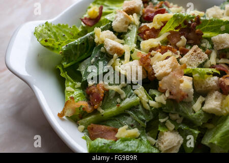 Caesar-Salat auf den weißen Teller. Stockfoto