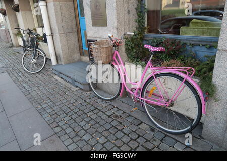 Rosa gepunktete Hipster Fahrrad an den Seiten einer Straße Stockfoto