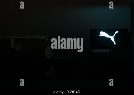 Herzogenaurach, Deutschland. 18. Februar 2016. Das Logo der Sportswear-Unternehmen Puma ist im Rahmen einer Pressekonferenz auf der jährlichen Unternehmenszahlen in Herzogenaurach, Deutschland, 18. Februar 2016 ersichtlich. Foto: DANIEL KARMANN/Dpa/Alamy Live News Stockfoto