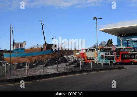 Traditionellen hölzernen Fischerboot zu sehen in der TV-Serie "Foyle es War" außerhalb Hastings Railway Station, East Sussex, UK Stockfoto