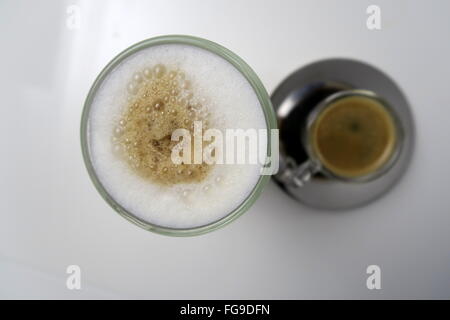 Tall Latte Glas im Fokus mit kleinen Espresso Glas auf Hintergrund Stockfoto