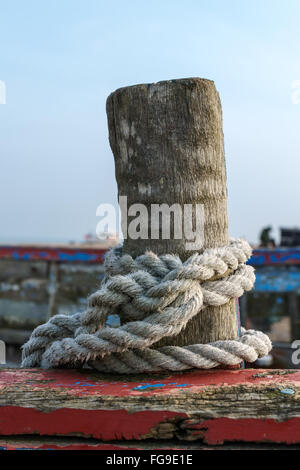 Seil aufgewickelt auf einem hölzernen Pfosten auf einem Boot am Dungeness Stockfoto