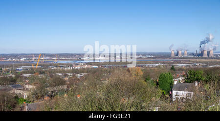 Mersey Gateway Brücke Neubau in der Ferne und Fiddlers Ferry Kraftwerk. Stockfoto