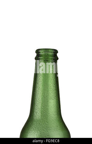 Eine leere Grünglas Bierflasche mit Wassertropfen auf sie isoliert auf weißem Hintergrund Stockfoto