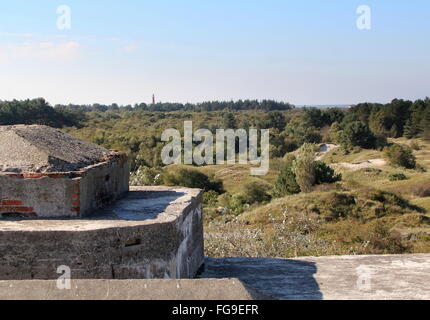 Deutsche Bunker (Bunker Wasserman), Teil des Atlantikwalls im 2. Weltkrieg. Dünenlandschaft auf niederländischen Wattenmeer Insel Schiermonnikoog. Stockfoto