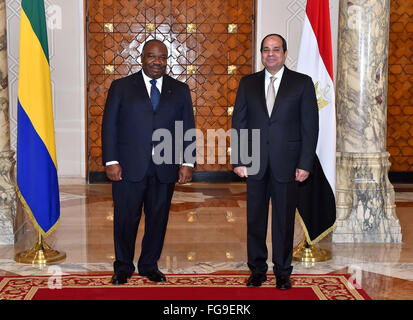 Kairo, Ägypten. 18. Februar 2016. Der ägyptische Präsident Abdel Fattah al-Sisi trifft sich mit Präsident von Gabun Ali Bongo in der ägyptischen Hauptstadt Kairo am 18. Februar 2016 Credit: ägyptische Präsident Büro/APA Bilder/ZUMA Draht/Alamy Live News Stockfoto