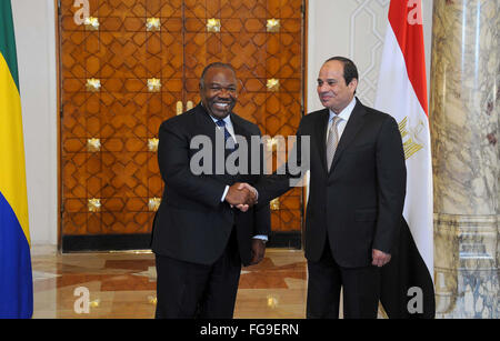 Kairo, Ägypten. 18. Februar 2016. Der ägyptische Präsident Abdel Fattah al-Sisi trifft sich mit Präsident von Gabun Ali Bongo in der ägyptischen Hauptstadt Kairo am 18. Februar 2016 Credit: ägyptische Präsident Büro/APA Bilder/ZUMA Draht/Alamy Live News Stockfoto