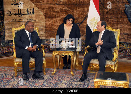 Kairo, Ägypten. 18. Februar 2016. Der ägyptische Präsident Abdel Fattah al-Sisi trifft sich mit Präsident von Gabun Ali Bongo in der ägyptischen Hauptstadt Kairo am 18. Februar 2016 Credit: ägyptische Präsident Büro/APA Bilder/ZUMA Draht/Alamy Live News Stockfoto