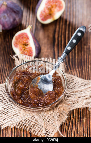 Hausgemachte Marmelade Feigen (detaillierte Nahaufnahme) mit frischen Früchten auf hölzernen Hintergrund Stockfoto