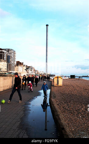 Brighton, Sussex 14. Februar 2016 - Menschen genießen einen späten Nachmittag Spaziergang entlang Brighton Seafront mit British Airways i360 Aussichtsturm im Bau dominiert die Skyline wo jetzt eine Plattform auf dem oberen Foto von Simon Dack erschienen ist Stockfoto