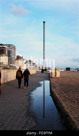 Brighton, Sussex 14. Februar 2016 - Menschen genießen einen späten Nachmittag Spaziergang entlang Brighton Seafront mit British Airways i360 Aussichtsturm im Bau dominiert die Skyline wo jetzt eine Plattform auf dem oberen Foto von Simon Dack erschienen ist Stockfoto