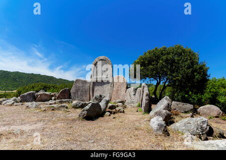 Geographie/Reisen, Italien, Sardinien, Tomba dei Giganti s'Ena e Tomes, Grab des Riesen der Nuraghen, Exedra mit portal Stele, Additional-Rights - Clearance-Info - Not-Available Stockfoto