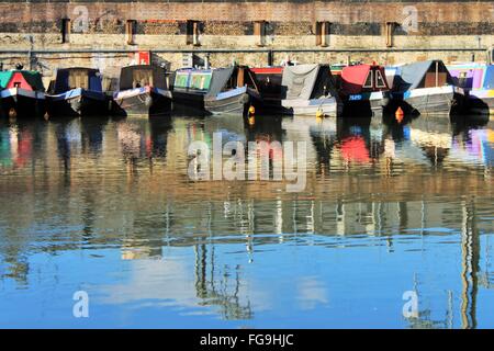 Regent es Canal in London Borough Camden, die durch London läuft Stockfoto
